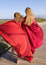 Schal und Reisedecke aus Merino in leuchtenden Farben Koralle und Pink als Fashion und Sommer Accessoire und zwei Mädchen am Strand von Kiawah Island