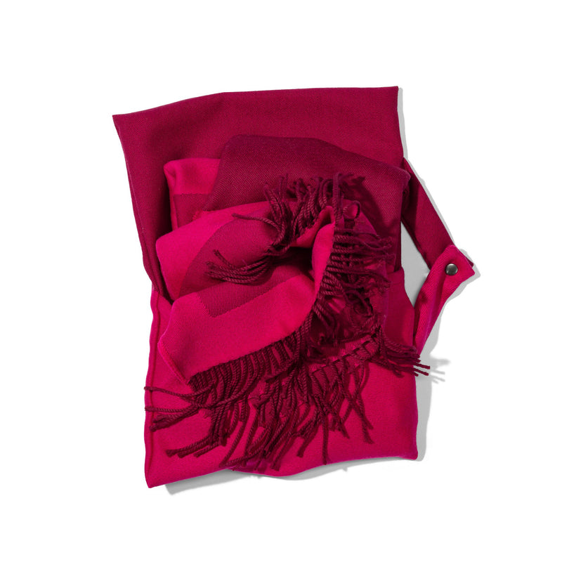 Schal und Reisedecke in pink aus Merinowolle gewebt in Pink und praktisch als Accessoire für den Zug in luxuriösem Design mit Nachhaltigkeit und handgefertigt als das perfekte Geschenk für Städtereisen