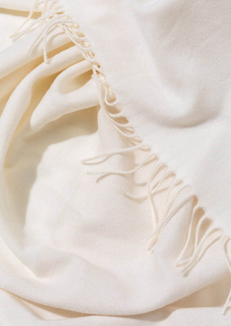 Schal Detail aus Merinowolle Cashmere leicht gewebt in weiss creme und weich als Accessoire in Color Block Design mit Nachhaltigkeit als das perfekte Geschenk für Fashion Styling