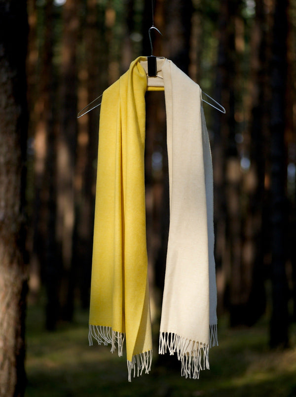 Schal Detail aus Merinowolle Cashmere luxuriös gewebt in gelb creme chic als Accessoire in reduziertem Design mit Nachhaltigkeit als das perfekte Geschenk für Fashion Styling alle Jahreszeiten