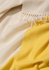 Schal Detail aus Merinowolle Cashmere leicht gewebt in gelb creme und weich als Accessoire in Color Block Design mit Nachhaltigkeit als das perfekte Geschenk für Fashion Styling