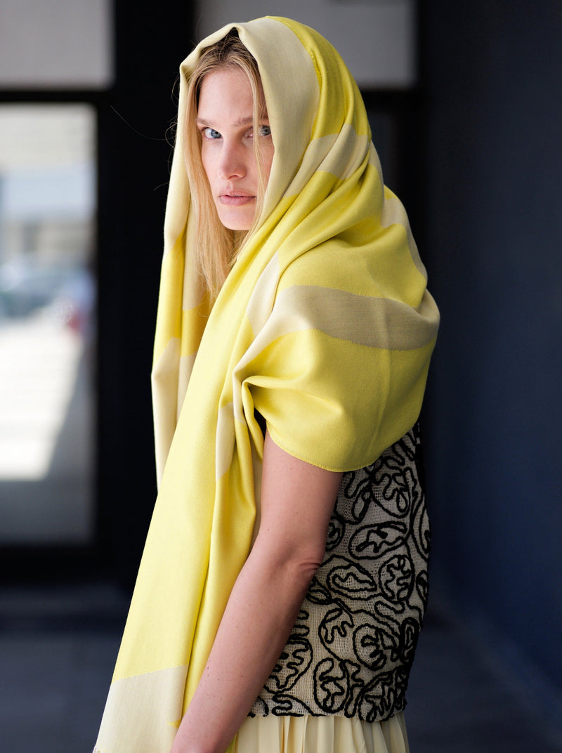 Schal im gelb-weißen Muster gewebt aus Merino und Seide als elegantes Accessoire für Mode in Bauhaus-Design mit Nachhaltigkeit und als das perfekte Geschenk zum chic Stylen