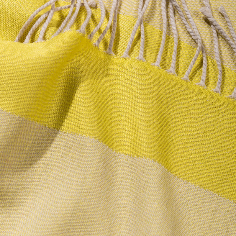 Schal im gelb-weißen Style aus Merino gewebt und Seide als zeitloses Accessoire für Mode im Design mit leuchtenden Farben und Nachhaltigkeit als Liebehaberstück verschenken