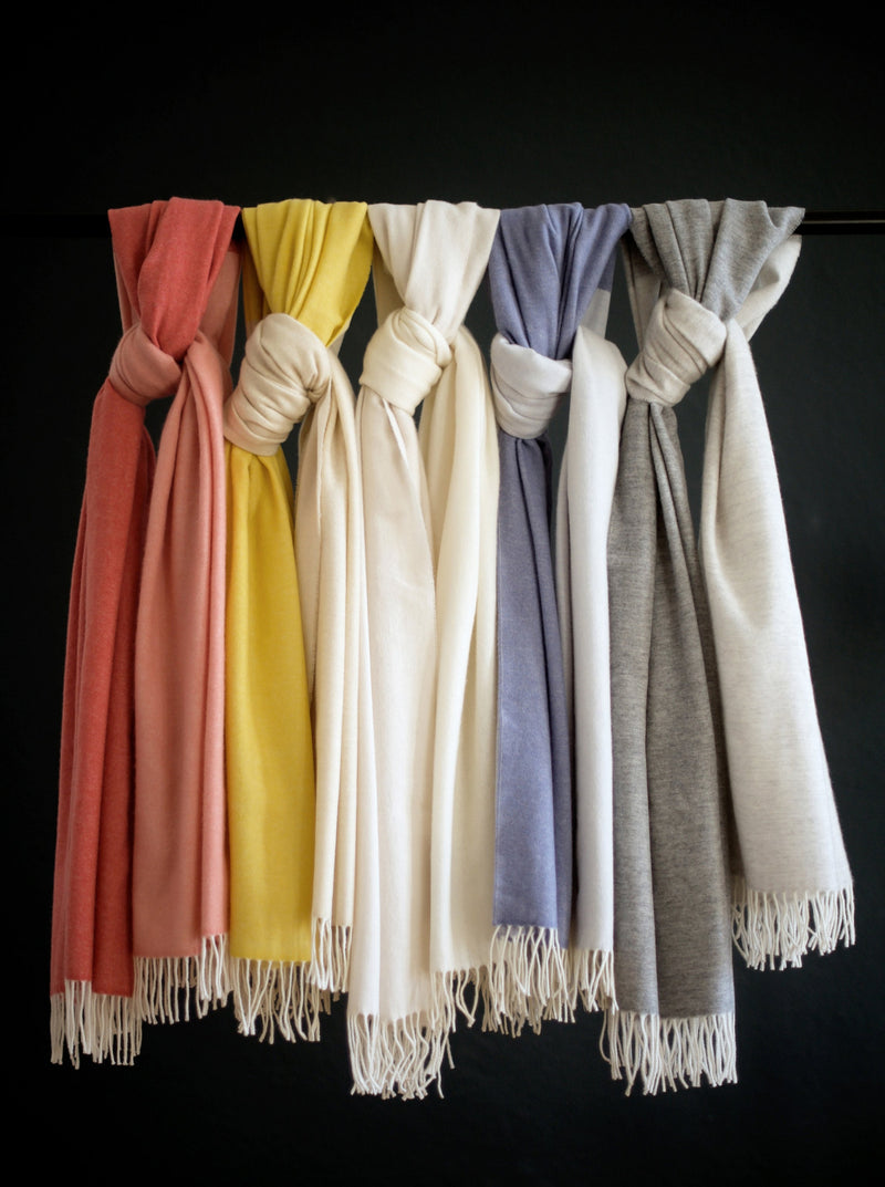 Schal mit Colorblock Muster aus Merino und Cashmere gewebt als zeitloses Accessoire für Mode in Streifen Design mit frischen Pastell Farben und Nachhaltigkeit und als perfektes Geschenk als Fashion Keypiece