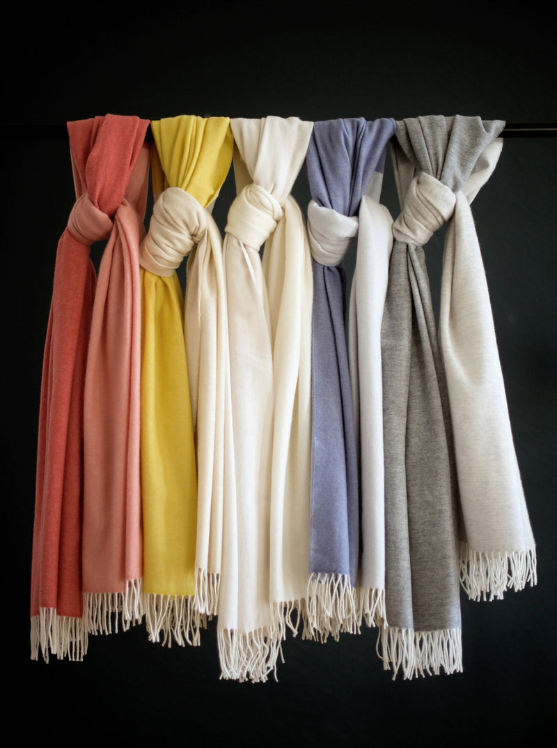 Schal mit Colorblock Muster aus Merino und Cashmere gewebt als zeitloses Accessoire für Mode in Streifen Design mit frischen Pastell Farben und Nachhaltigkeit und als perfektes Geschenk als Fashion Keypiece