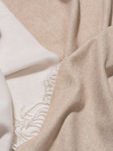Wolldecke Plaid in beige creme aus Merino und Kaschmir gewebt in Color Block Muster als zeitloses Accessoire in schlichtem Stil für ein elegantes Interieur in luxuriöser Qualität und  Design und Nachhaltigkeit und als perfektes Geschenk für Cocooning