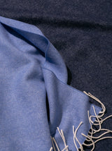 Wolldecke Plaid in Blau aus Merino und Kaschmir gewebt in Color Block Muster als zeitloses Accessoire in schlichtem Stil für ein elegantes Interieur in luxuriöser Qualität und  Design und Nachhaltigkeit und als perfektes Geschenk für Cocooning