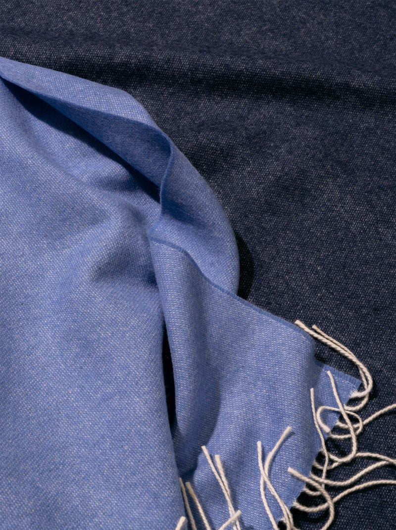 Wolldecke Plaid in Blau aus Merino und Kaschmir gewebt in Color Block Muster als zeitloses Accessoire in schlichtem Stil für ein elegantes Interieur in luxuriöser Qualität und  Design und Nachhaltigkeit und als perfektes Geschenk für Cocooning