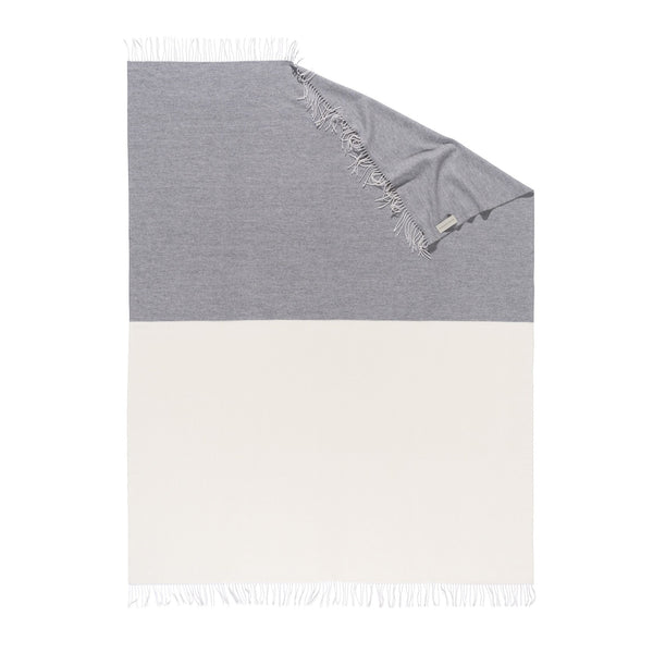 Wolldecke Plaid in Grau Weiss aus Merino und Kaschmir gewebt in Color Block Muster als zeitloses Accessoire in schlichtem Stil für ein elegantes Interieur in luxuriöser Qualität und  Design und Nachhaltigkeit und als perfektes Geschenk für Cocooning