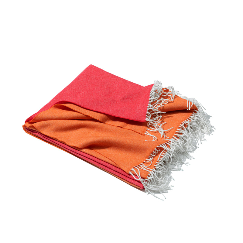 Wolldecke Plaid in orange pink aus Merino und Kaschmir gewebt in Color Block Muster als zeitloses Accessoire in schlichtem Stil für ein elegantes Interieur in luxuriöser Qualität und Design und Nachhaltigkeit und als perfektes Geschenk für Cocooning und wärmend und kuschelig an kalten Tagen im Winter