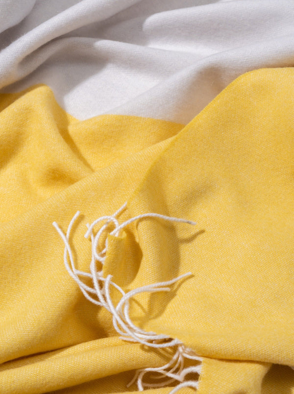Wolldecke Plaid in Gelb Weiss aus Merino und Kaschmir gewebt in Color Block Muster als zeitloses Accessoire in schlichtem Stil für ein elegantes Interieur in luxuriöser Qualität und Design und Nachhaltigkeit und als perfektes Geschenk für Cocooning