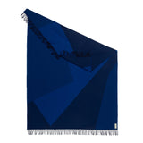 Wolldecke Plaid aus Merino und Kaschmir gewebt in Majorelle-Blau-Muster als zeitloses Accessoire im Bauhaus-Stil für ein lebendiges Interieur in luxuriösem Design und Nachhaltigkeit und als perfektes Geschenk für Cocooning