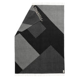 Wolldecke Plaid aus Merino und Kaschmir gewebt in grauem Muster als zeitloses Accessoire im Bauhaus-Stil für ein lebendiges Interieur in luxuriösem Design und Nachhaltigkeit und als perfektes Geschenk für Cocooning und Shop in Berlin