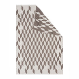 Wolldecke in grau weiss Muster aus extra feinem Merino gewebt als zeitloses Plaid für ein lebendiges Interieur in luxuriösem Design und Nachhaltigkeit