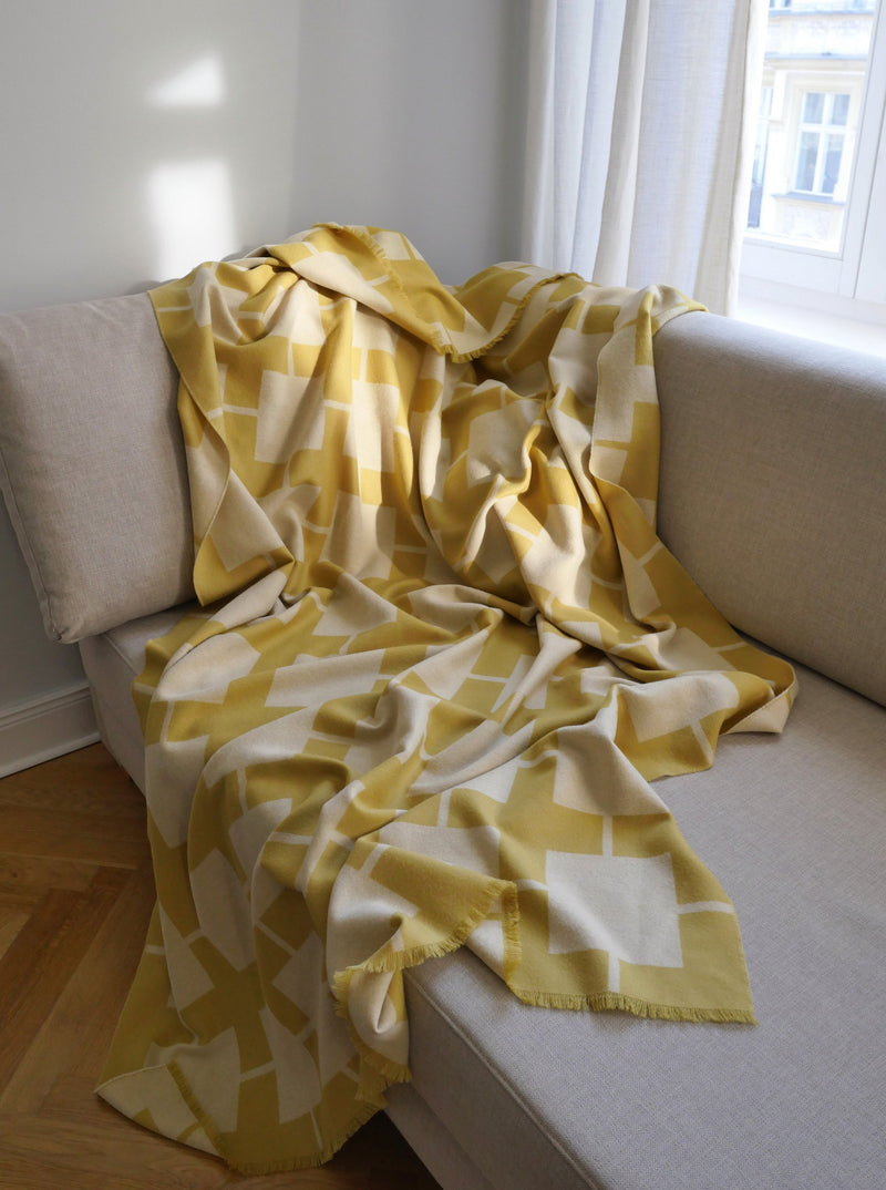 Wolldecke und exquisites Plaid in gelb beige doubleface Design gewebt aus Extra Fine Merino – Catharina Mende
