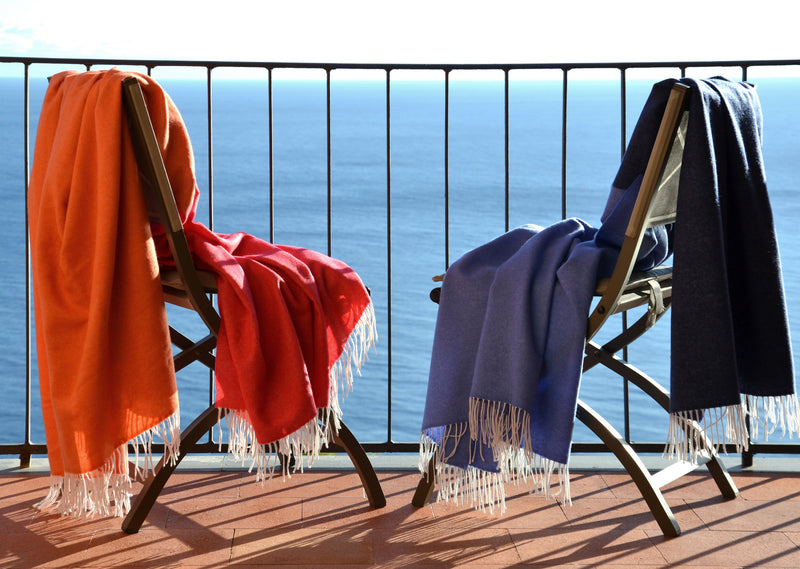 Wolldecke Plaid in Blau oder Orange Pink aus Merino und Kaschmir gewebt als zeitloses Interieur-Accessoire für Zuhause in luxuriösem schlichten Design und mit Nachhaltigkeit und das perfekte Geschenk für Stil und Luxus Liebhaber