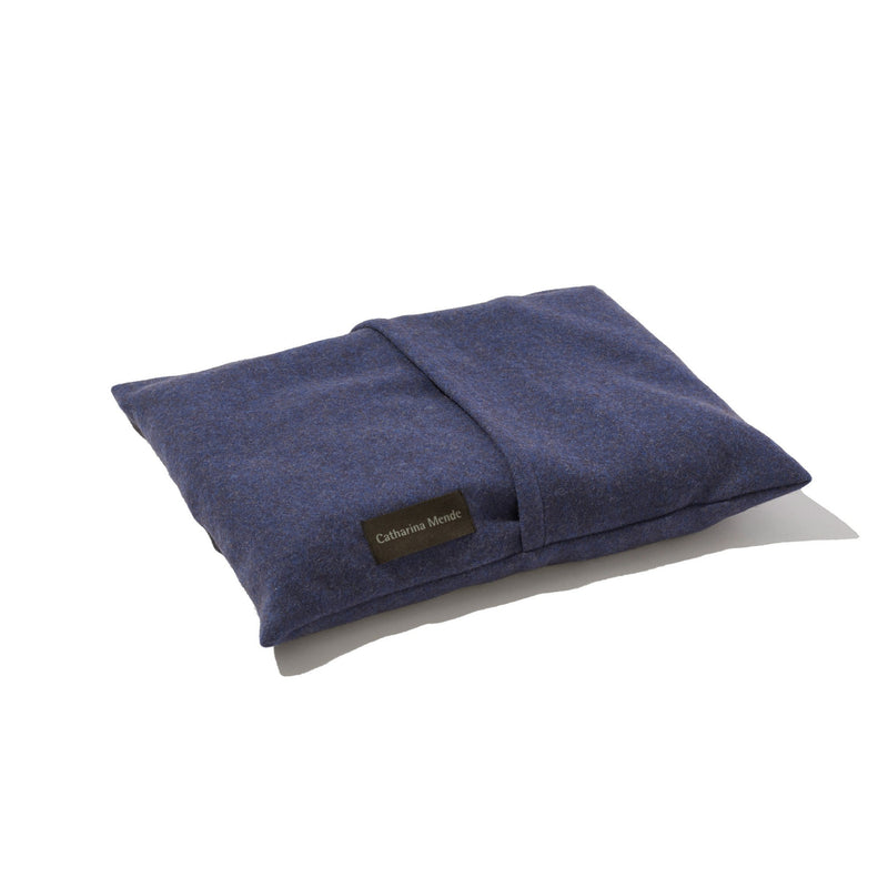 Reisedecke in Blau aus Merino gewebt und gut als Reiseaccessoire mit Kissenbezug und Griff für Handgepäck in luxuriösem Design mit Nachhaltigkeit gefertigt als das perfekte Geschenk