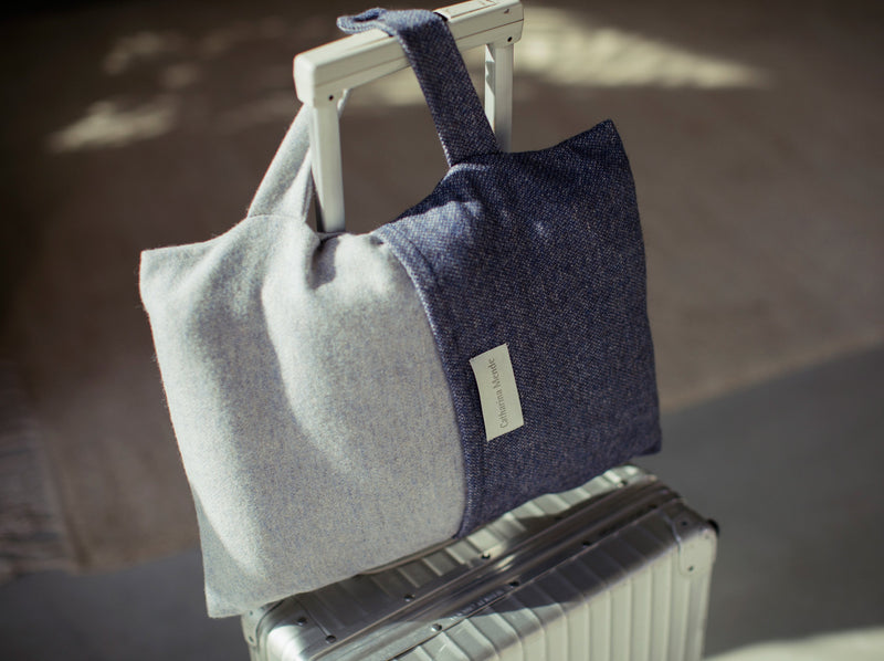 Schal und Reisedecke in blau weiss für Zugreisen im maritimen Stil mit reduziertem Muster aus Merino und Seide hochwertig gewebt als zeitloses Accessoire für Mode in nordischem Design mit Nachhaltigkeit als das perfekte Geschenk zum Stylen